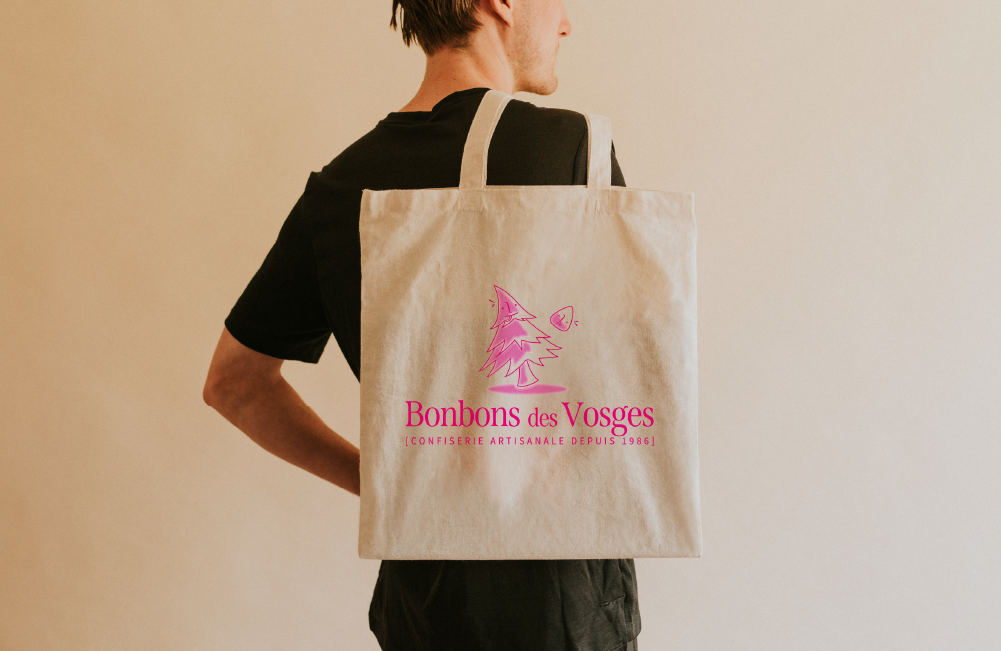 Homme portant un tote bag